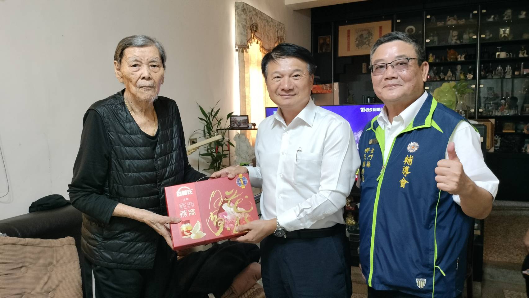 圖二本處劉信義處長(右1)陪同服務照顧處羅籝洋處長(中)代表主任委員致贈禮品