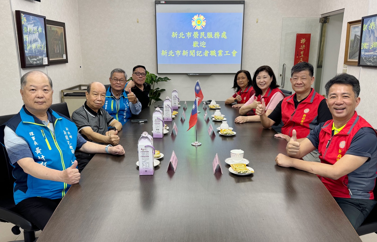 新北市榮服處處長陳立中(右1起)、副處長楊懷博、總幹事吳曉慧及組長王玟琳,與新北市新聞記者工會理事長黃村杉(左1起)、副理事長葉仁富、常務理事邵祥輝及文宣組長高金次等幹部,針對榮民眷照顧及退輔政策交流