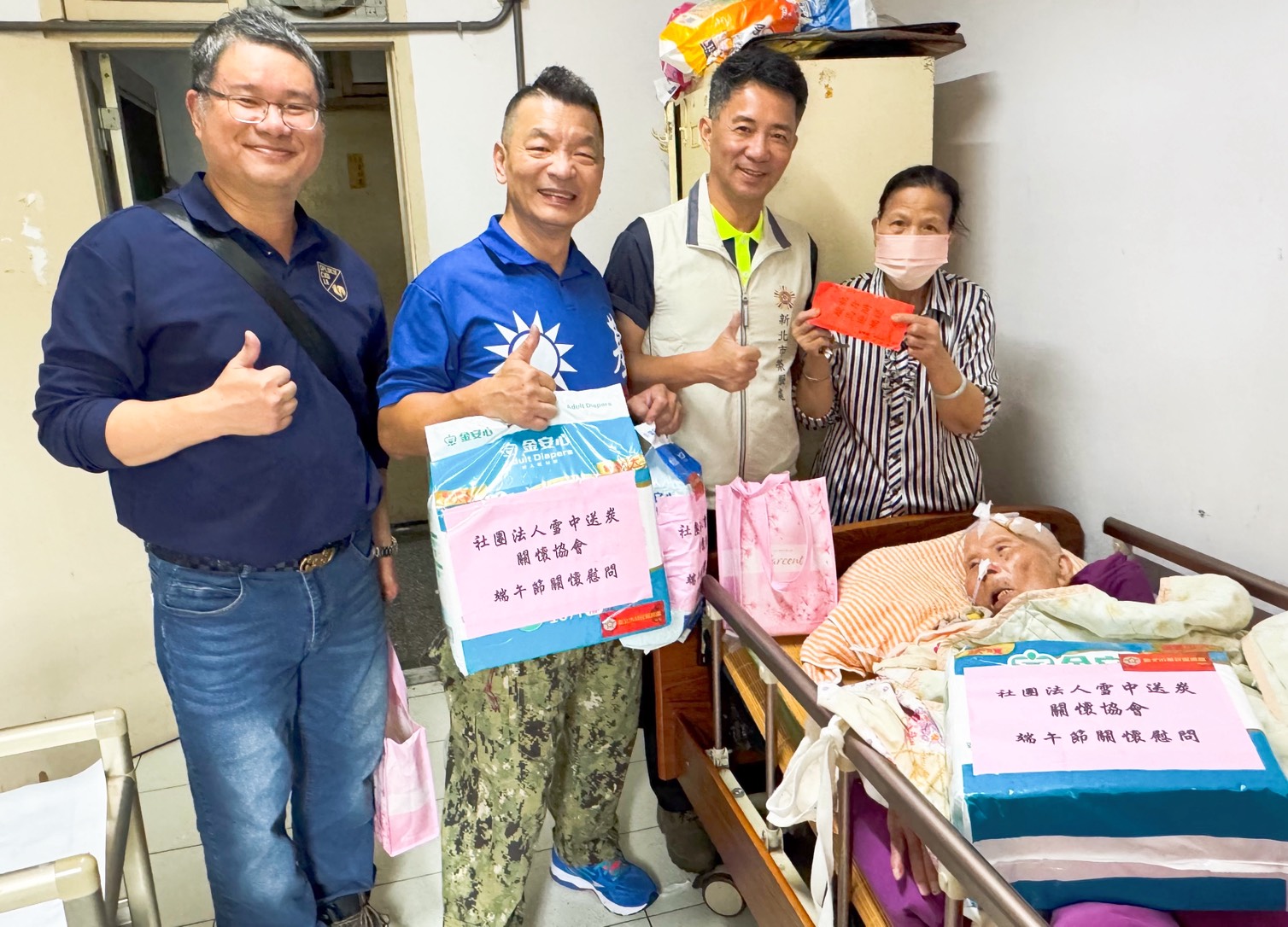 陳立中處長(左三)、士官團關懷小組范盛為先生(左二)、郭福助先生(左一)一同關懷慰問退舍中長期臥床的榮民伯伯。