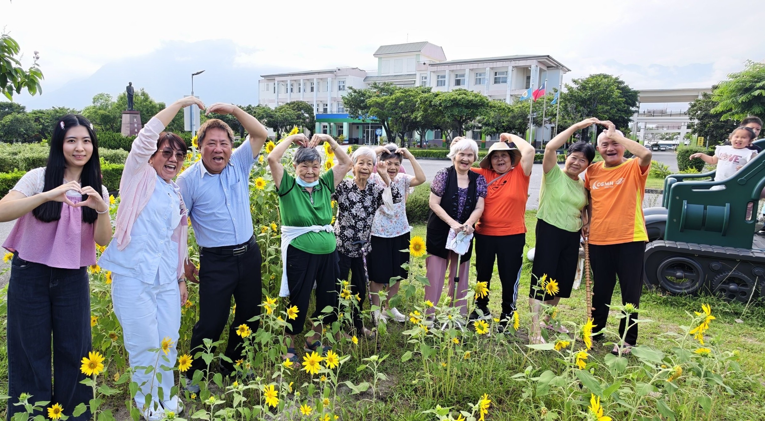 🌻向日葵開滿花蓮榮家 長輩與幼兒攜手共賞金黃花海🌻