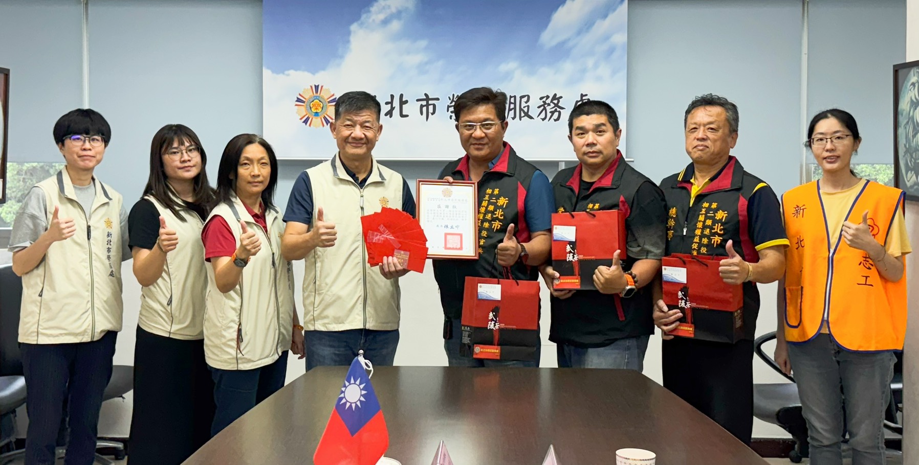 新北榮服處感謝新北市第二類退除役官兵相互關懷權益促進協會捐贈禮券 關懷遺孤學子