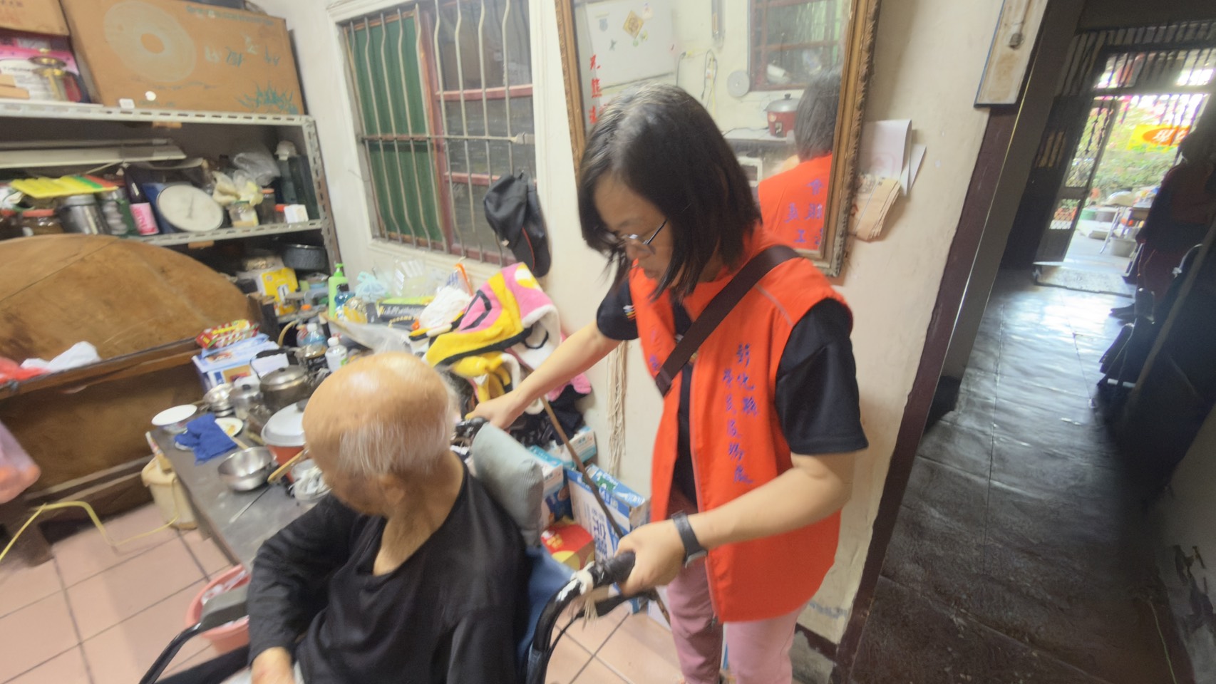 貼心探視臥床長者,不僅給予關懷,更細心地鼓勵長輩多動手腳,保持活力與機能6