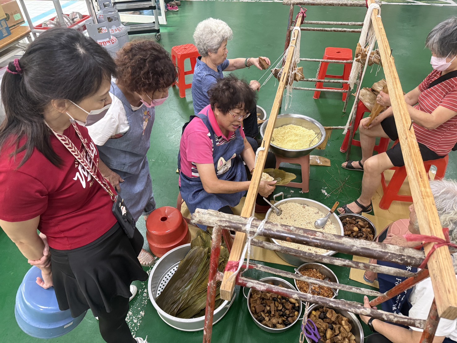 志工們於端節前共同製作愛心粽子。