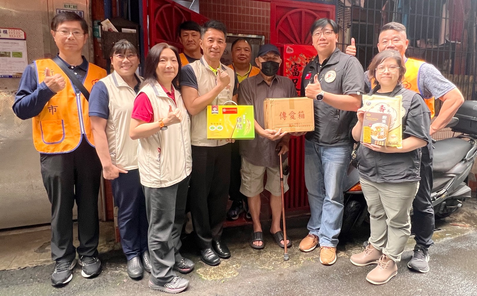 陳處長(前排左四)偕同黃國倫理事(前排右二)、曾琪雅副秘書長(前排右一) 、榮欣志工等一行人,關懷慰問榮民長輩,並親自致贈白米與民生物資。
