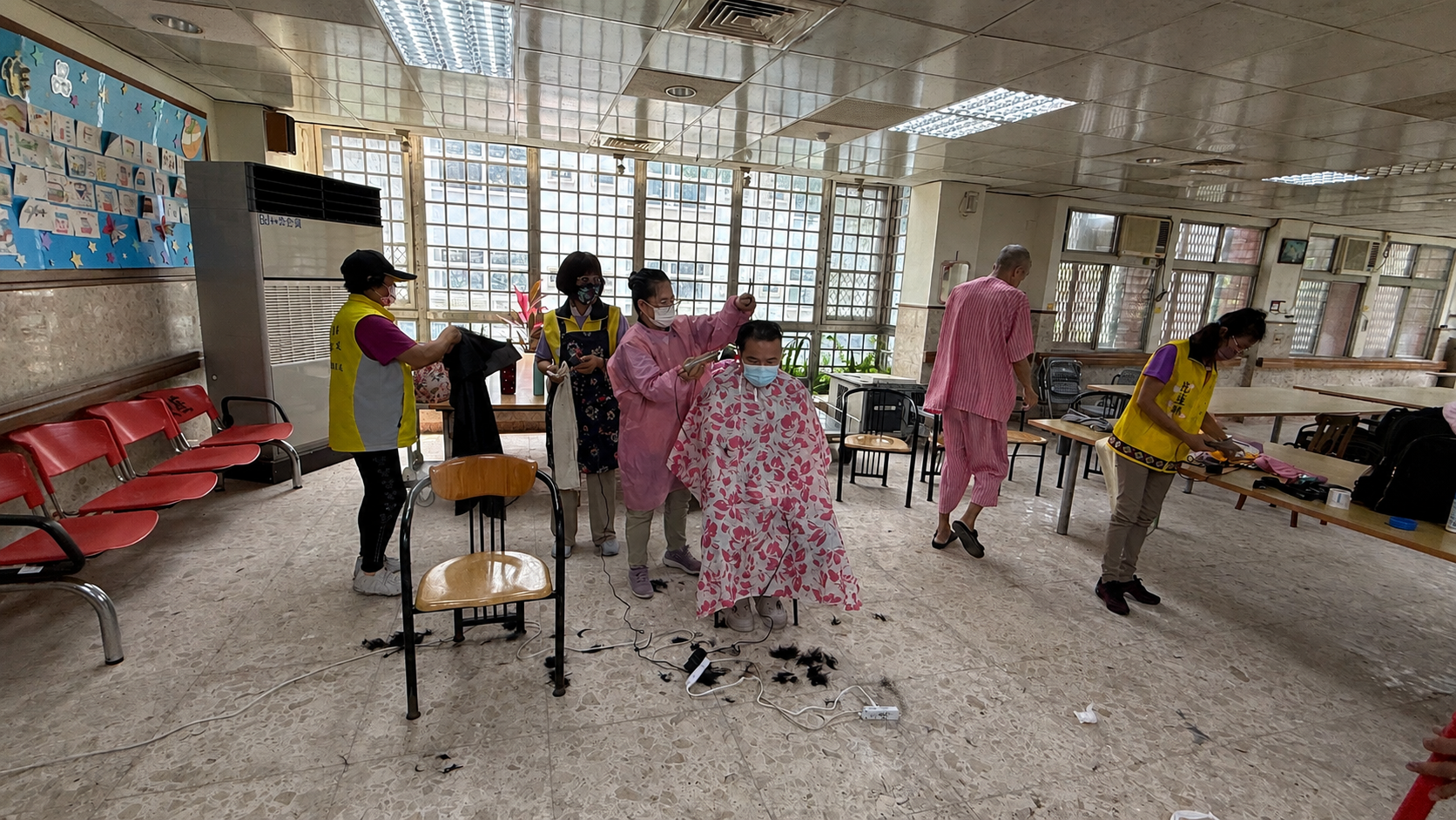 榮欣志工為鳳榮病房住民義剪3