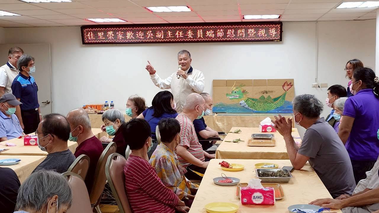 115.06.08 輔導會副主委吳志揚端節慰問佳里榮家  指導浴廁整修工程