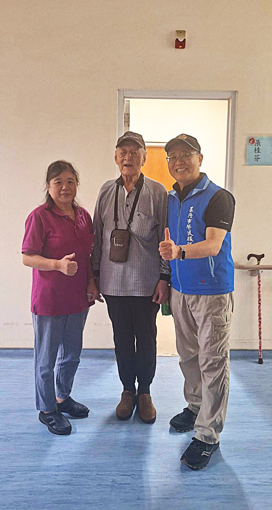 本處護送人員社區服務組長江有維(右)與榮民褚伯伯(中)及板橋榮家惜福樓照護人員參訪環境,並表示非常滿意。