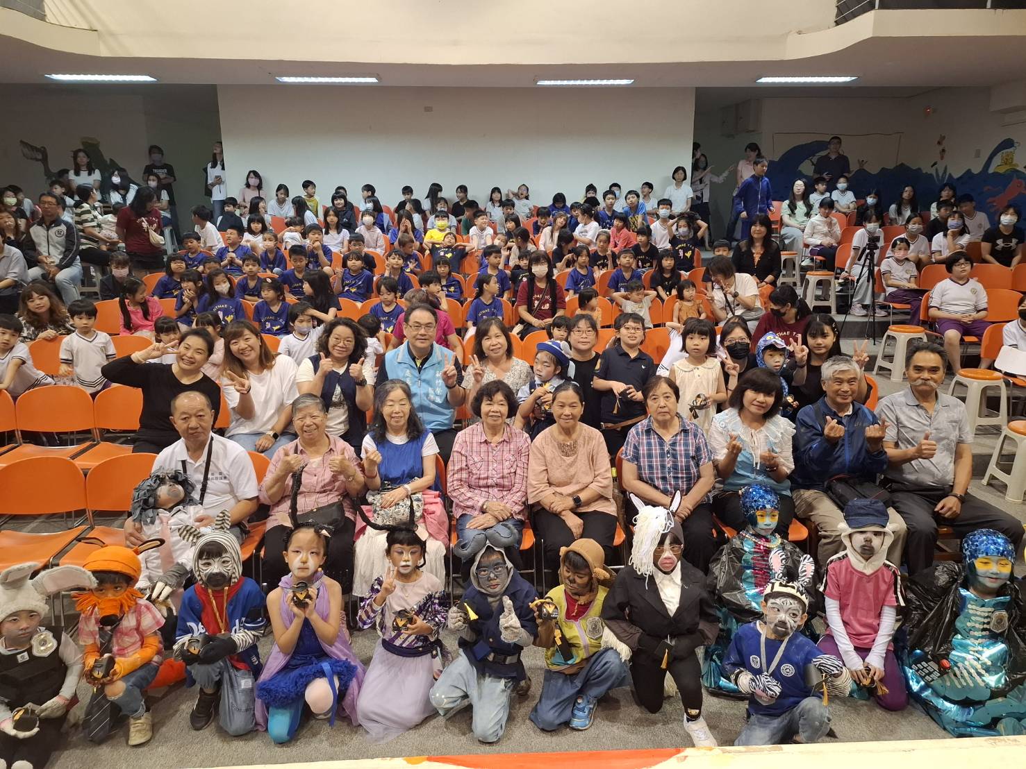 1.處長及榮民眷長輩參加國立清華大學附設實驗小學畢業典禮並與師生合影