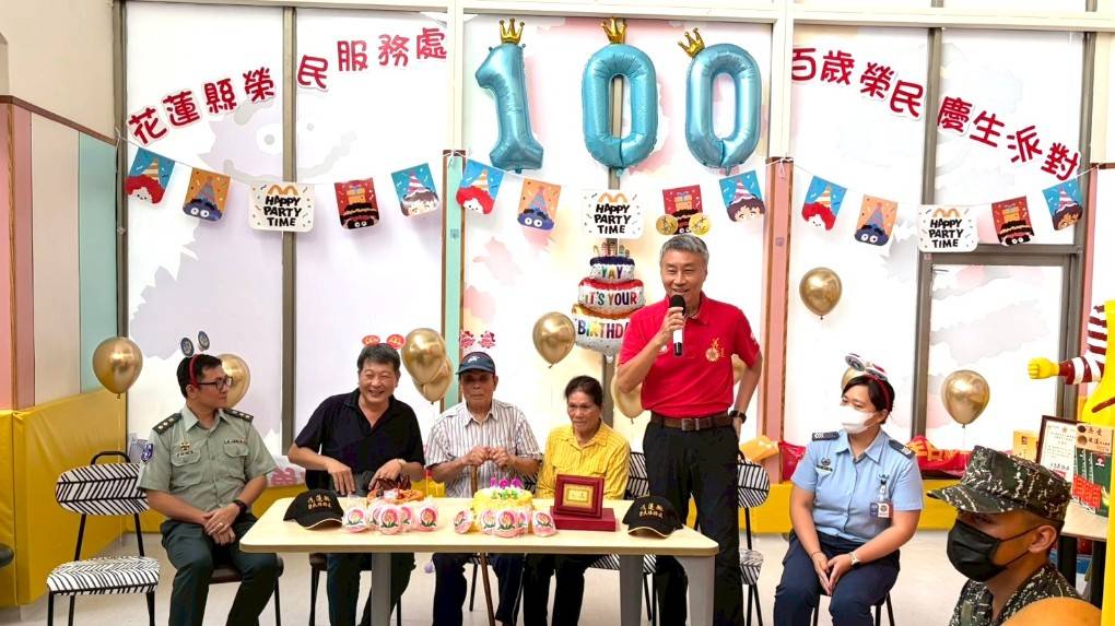 花蓮縣榮民服務處蕭振嘉處長(右二)致詞祝壽並感謝麥當勞楊董事長支持慶生活動