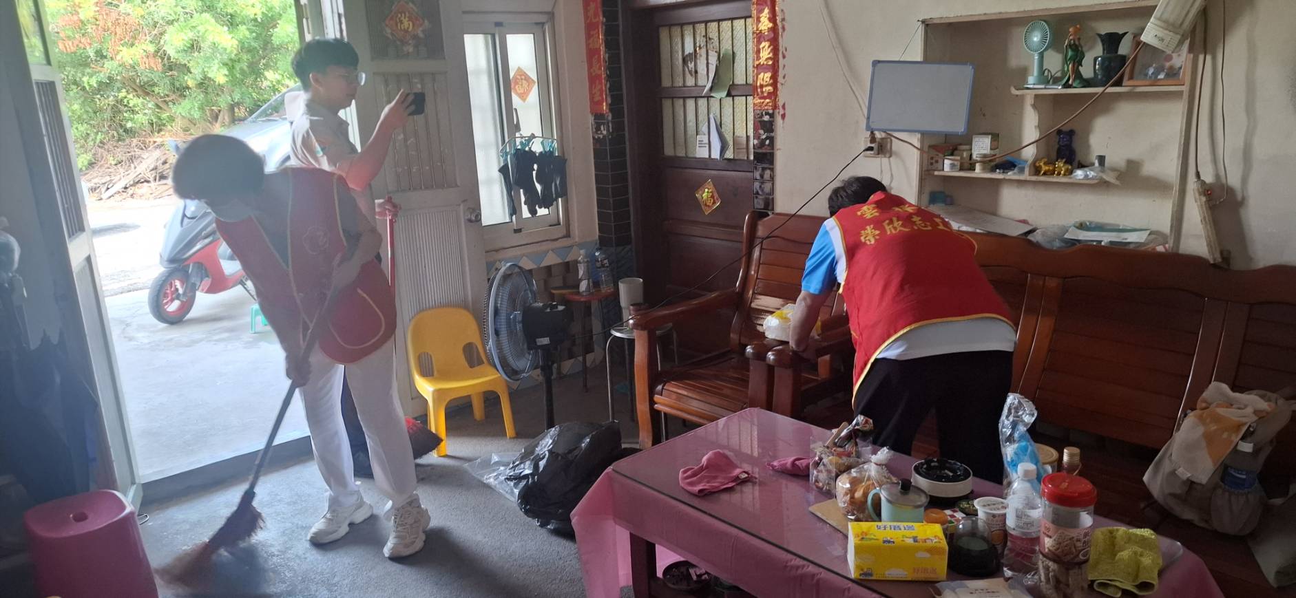 端午前夕雲林榮服處志工暖心打掃感動服務長者-2