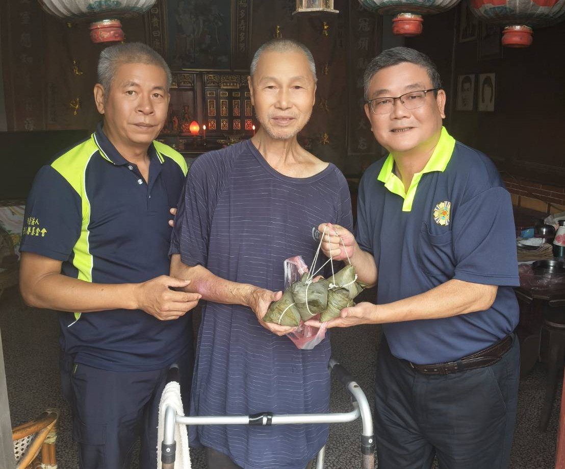 圖二劉信義處長(右)致贈榮民謝先生(中)肉粽並敬祝端節愉快