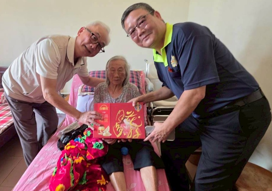 圖七陳副主委(左)與本處劉信義處長(右)關懷浦山里榮民黃婆婆並預祝其端午節快樂