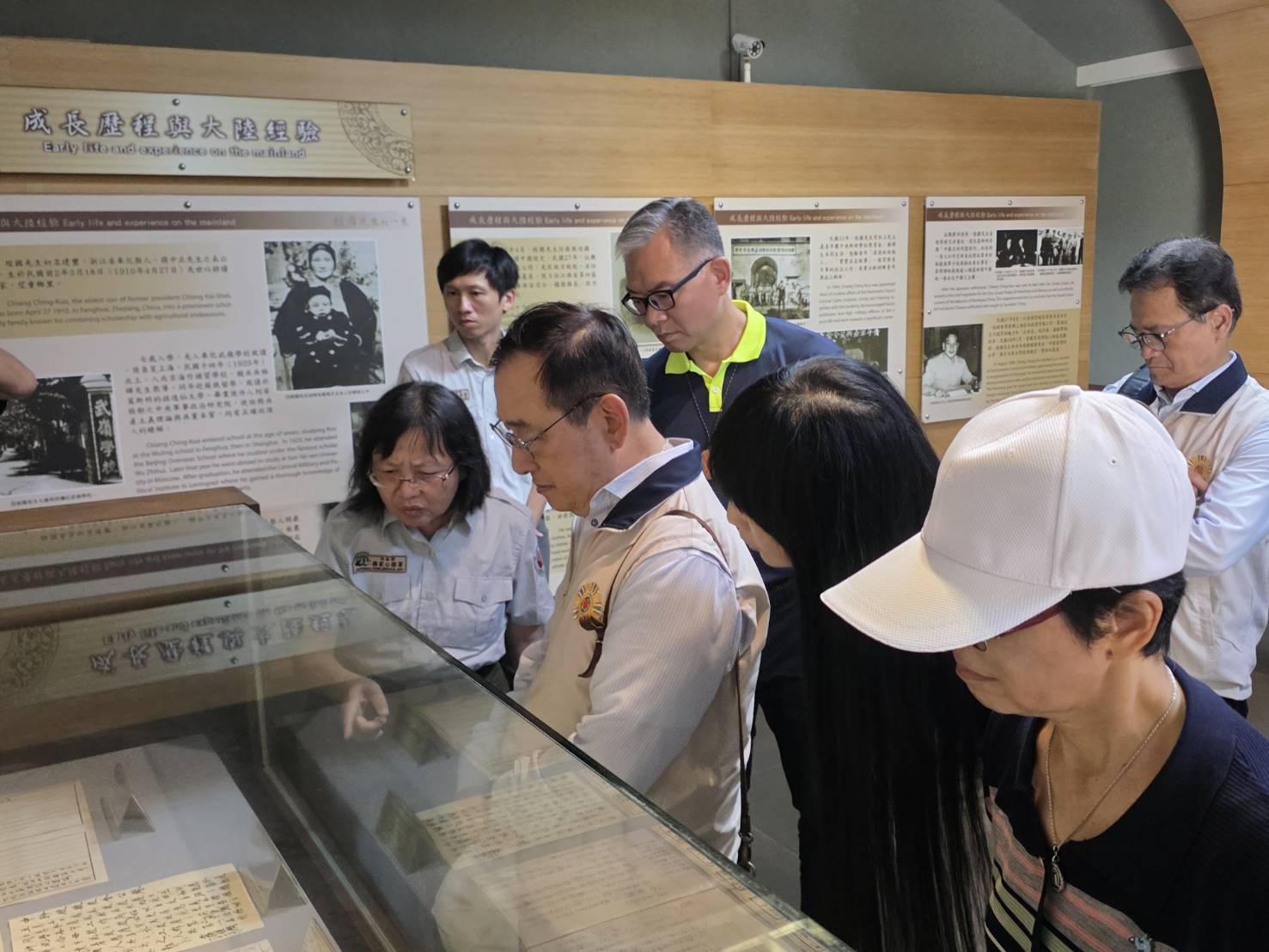 圖五輔導會傅副主委(左2)參觀金門國家公園管理處蔣經國先生紀念館,由處長黃子娟(左1)解說