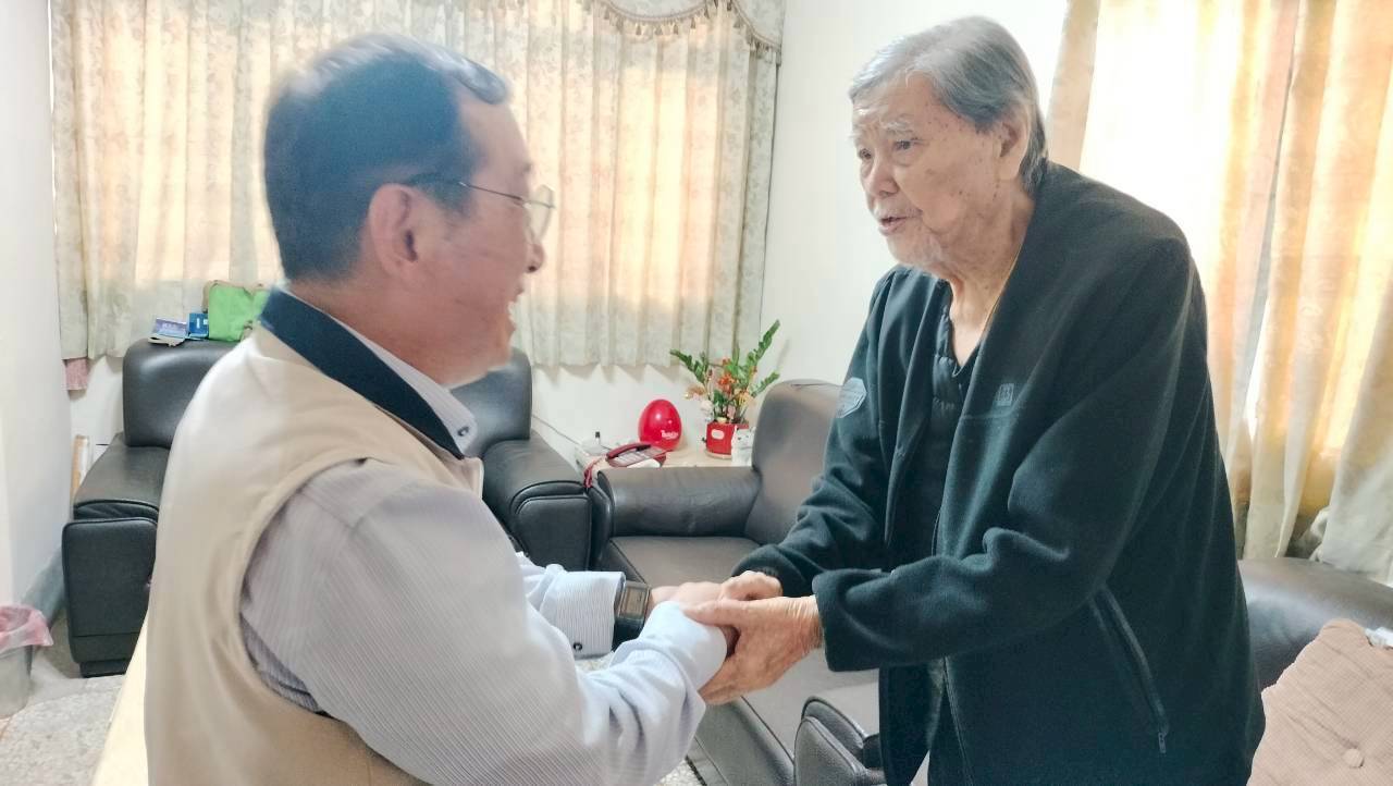 圖七輔導會傅副主委(左)探視榮民陶文懋先生(右)並致贈禮品