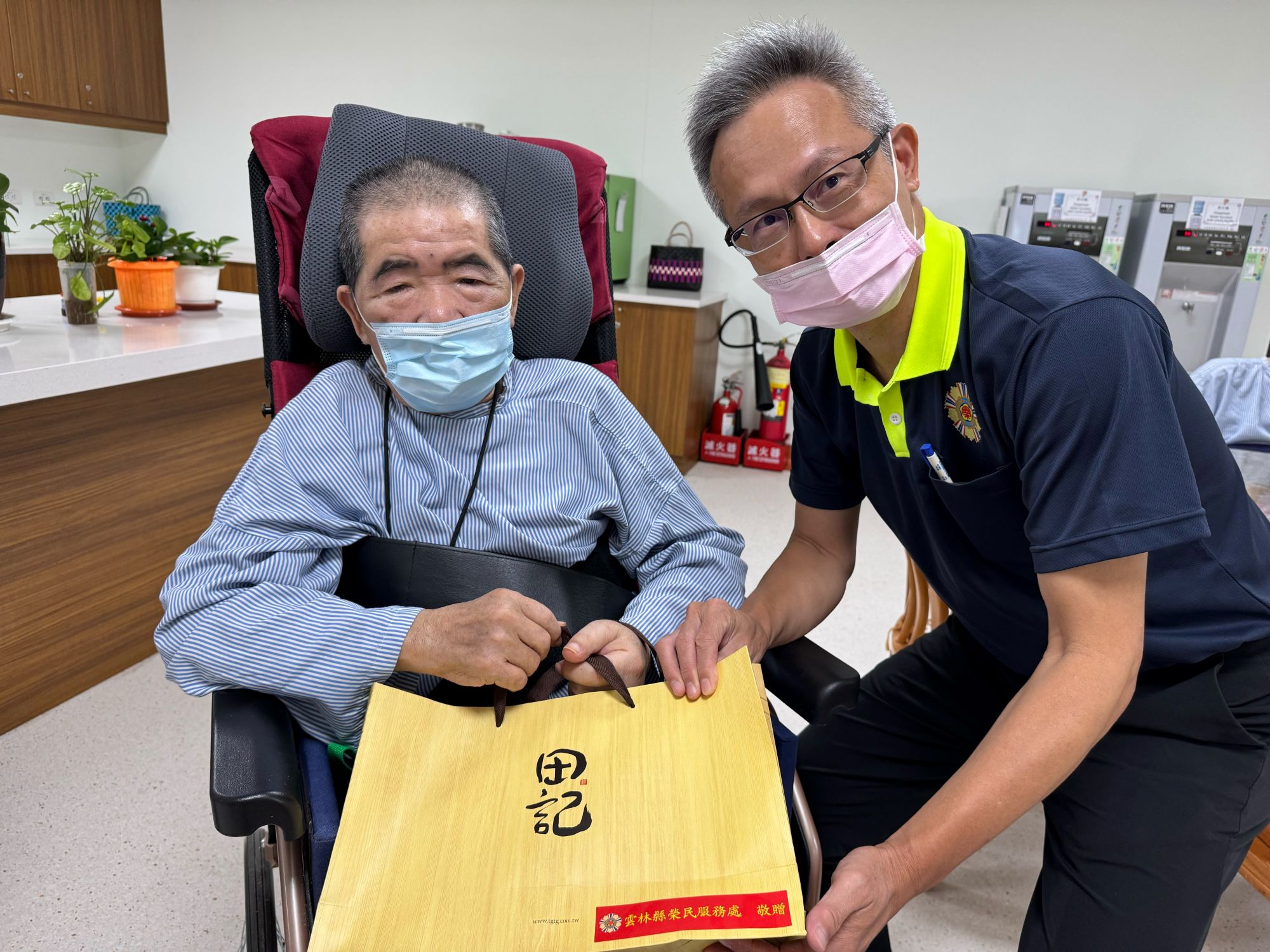 圖-雲林榮服處蘇文玄處長親自致贈營養補給品給住院榮民前輩