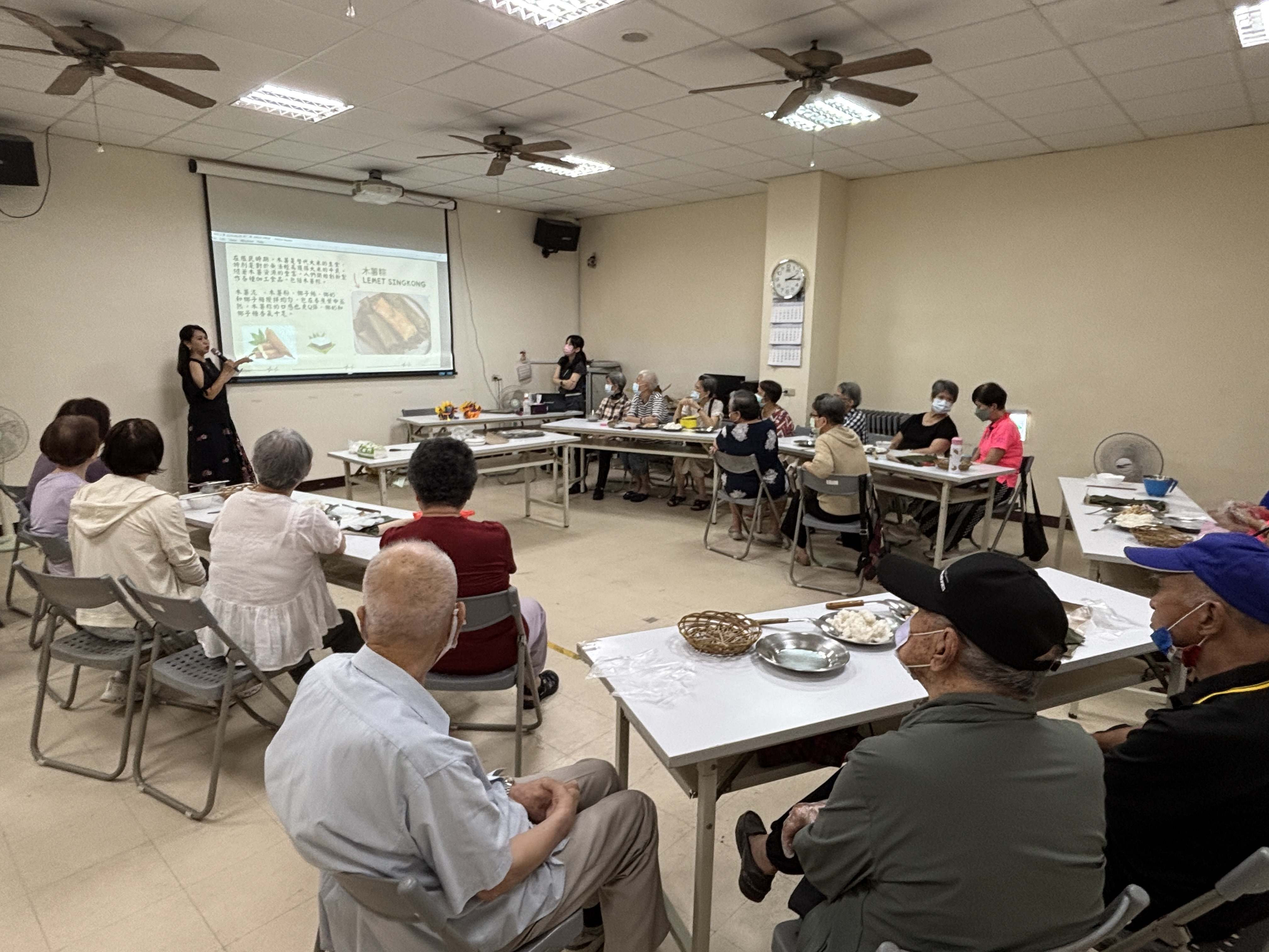 板橋榮家端午飄南洋香！文化講師曹寒妮攜手長輩製作印尼「阿仁粽」