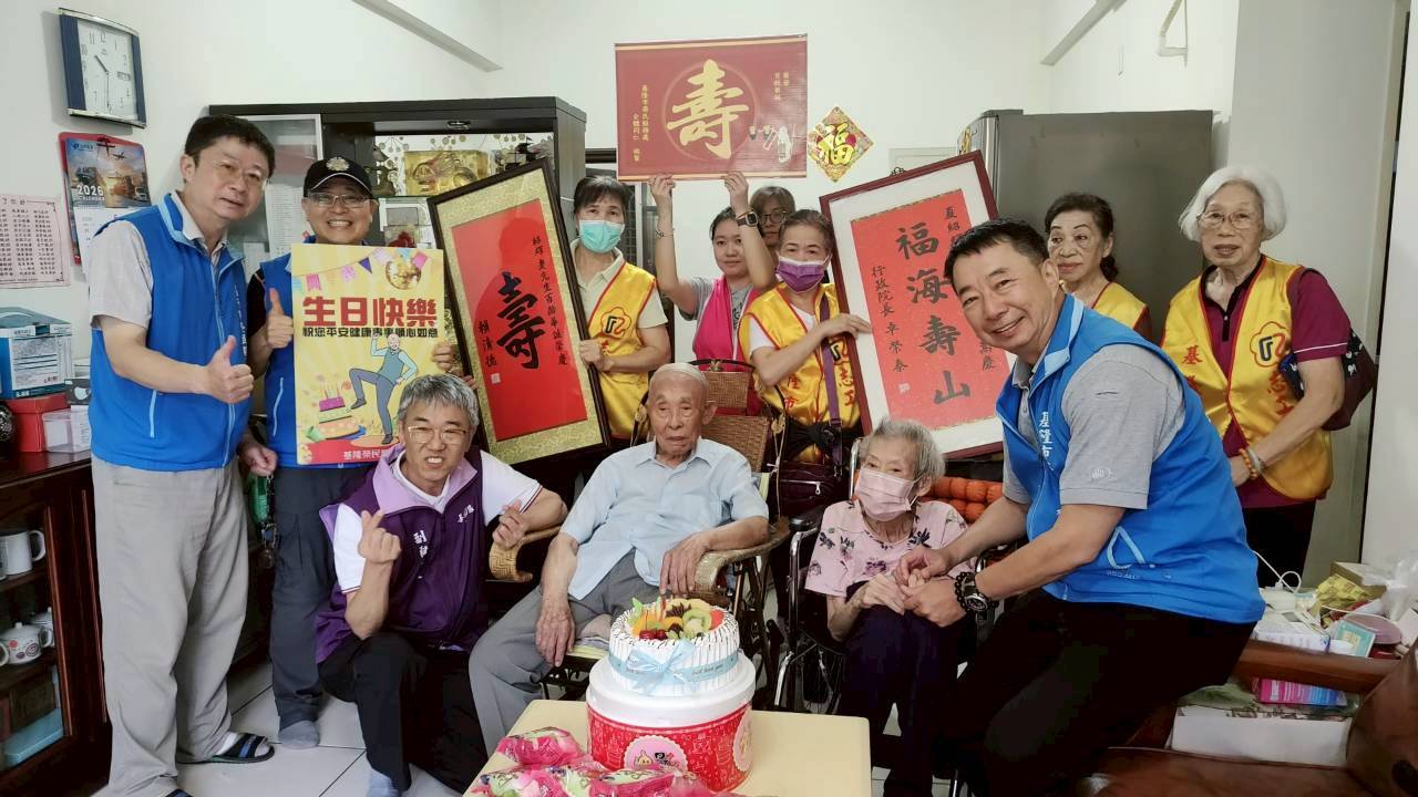 基隆市榮服處方正處長 (前排右1)偕同中華佛教善緣慈善會副秘書長楊雨榮(中左),共同為夏爺爺賀壽(中);夫人(中右)、女兒及榮欣志工陪伴在側。