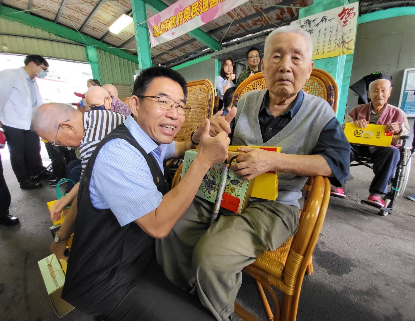 處長黃信仁(圖左)與退舍榮民長輩(圖右)合影