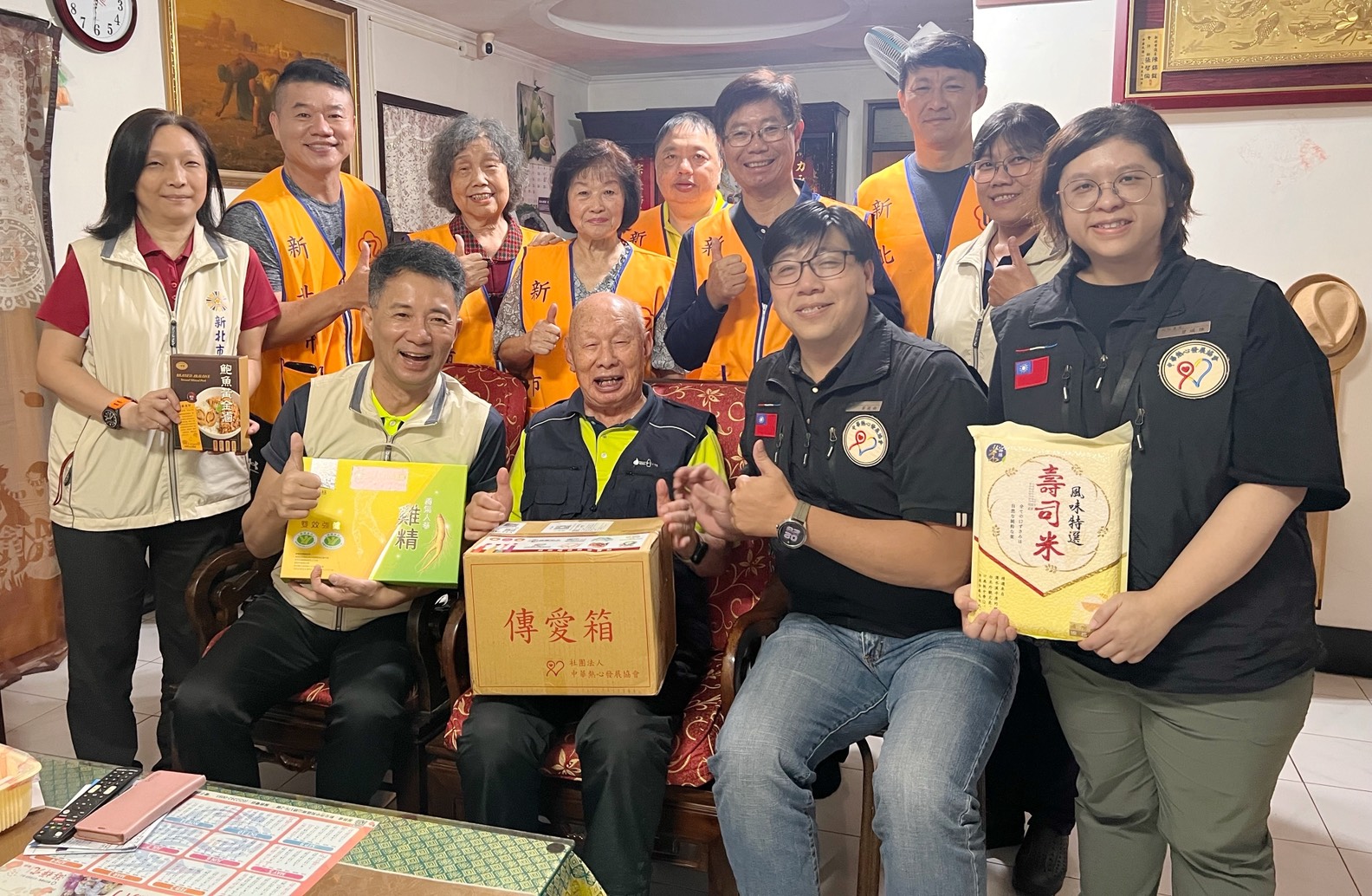 陳處長(前排左二)偕同黃國倫理事(前排右二)、曾琪雅副秘書長(前排右一)、榮欣志工等一行人,關懷慰問榮民長輩,並親自致贈白米與民生物資。