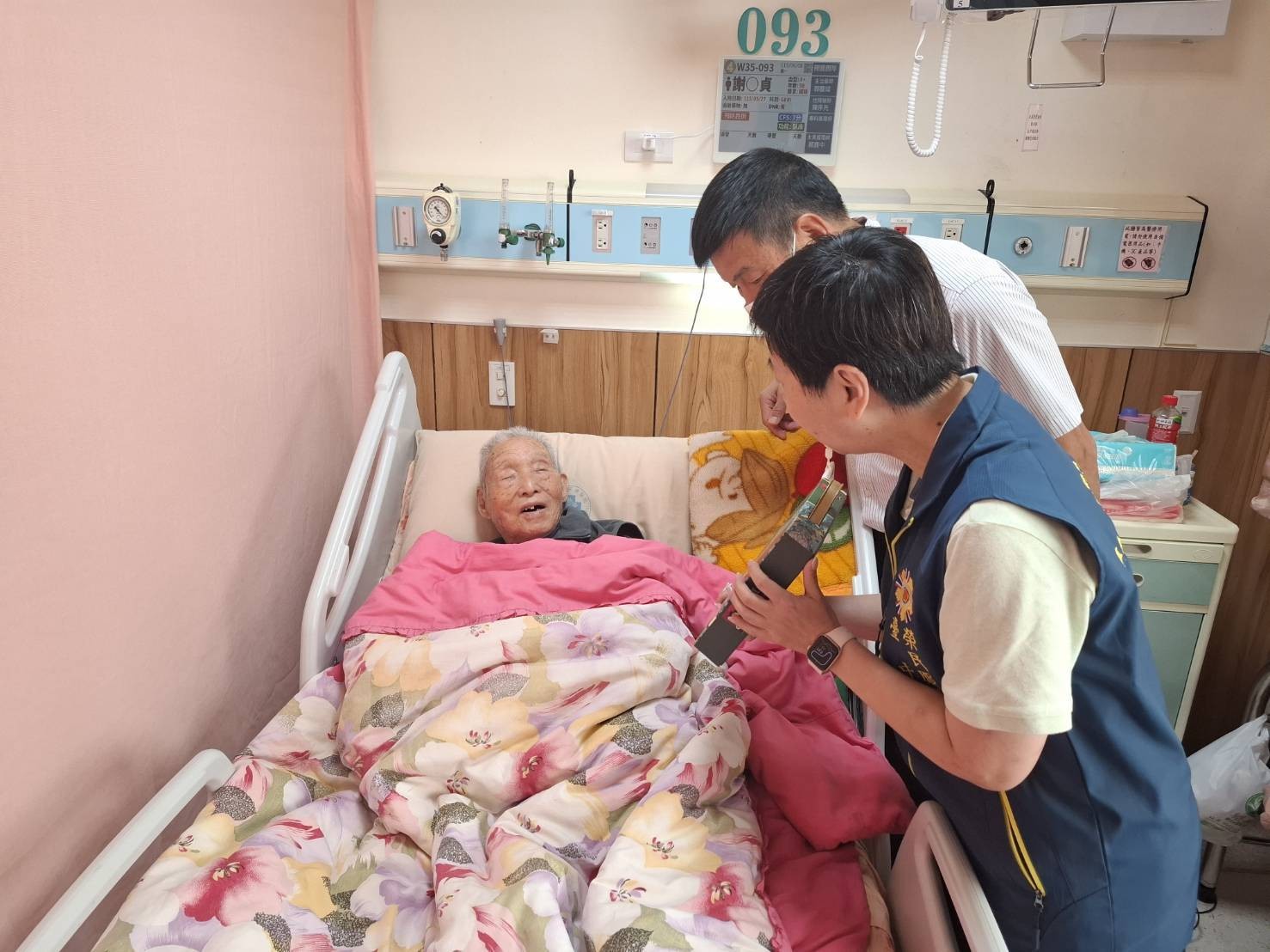 端午送暖情繫榮光 臺中市榮服處處長於端節前夕慰訪臺中榮民總醫院住院榮民
