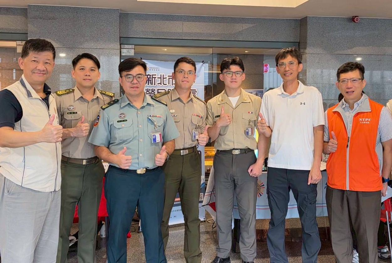 新北市榮服處楊懷博副處長(左1)與新北市政府就業服務處處長葉建能(右2)推動退除役官兵就業媒合服務。