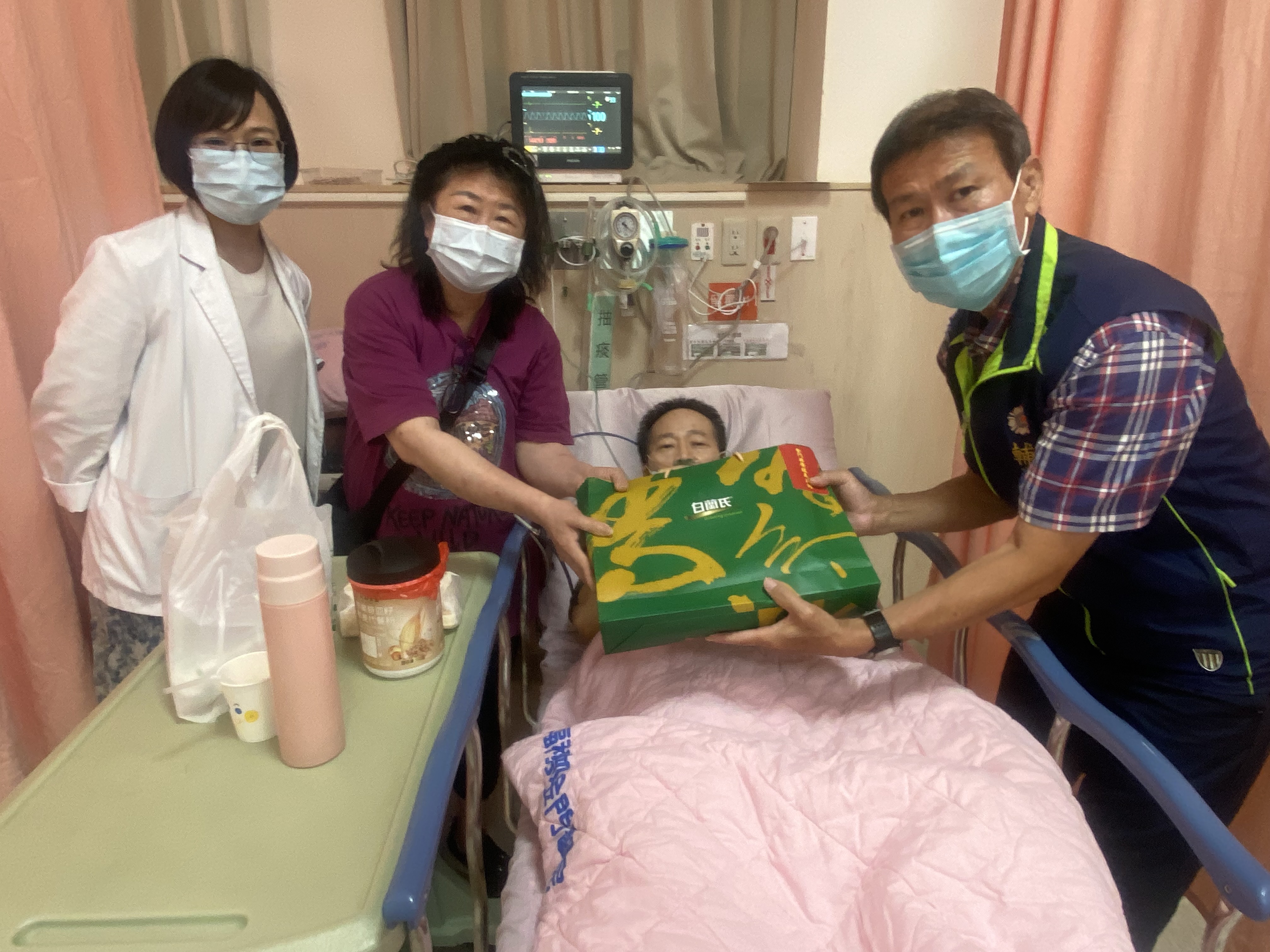 圖一李全順總幹事(右1)偕同金門醫院社工室徐詠嵐主任(左1)慰問劉姓榮民及家屬,並祝早日康復