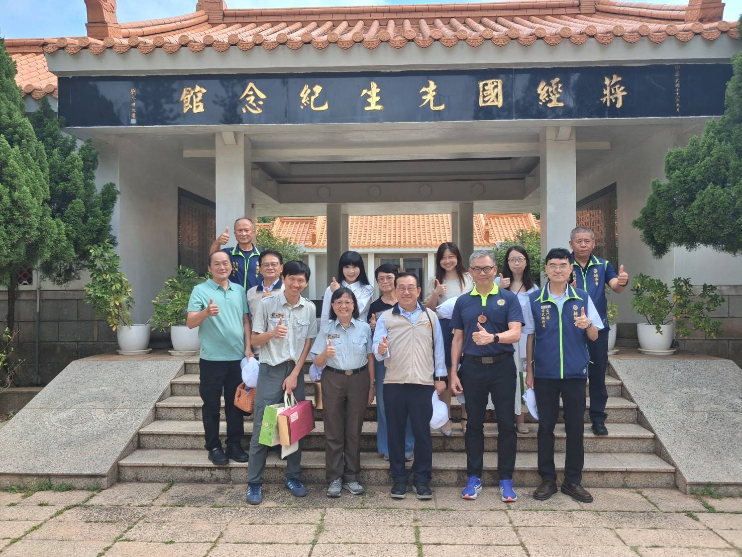 圖二輔導會傅副主委(中)參觀金門國家公園管理處蔣經國先生紀念館,由該處處長黃子娟陪同解說