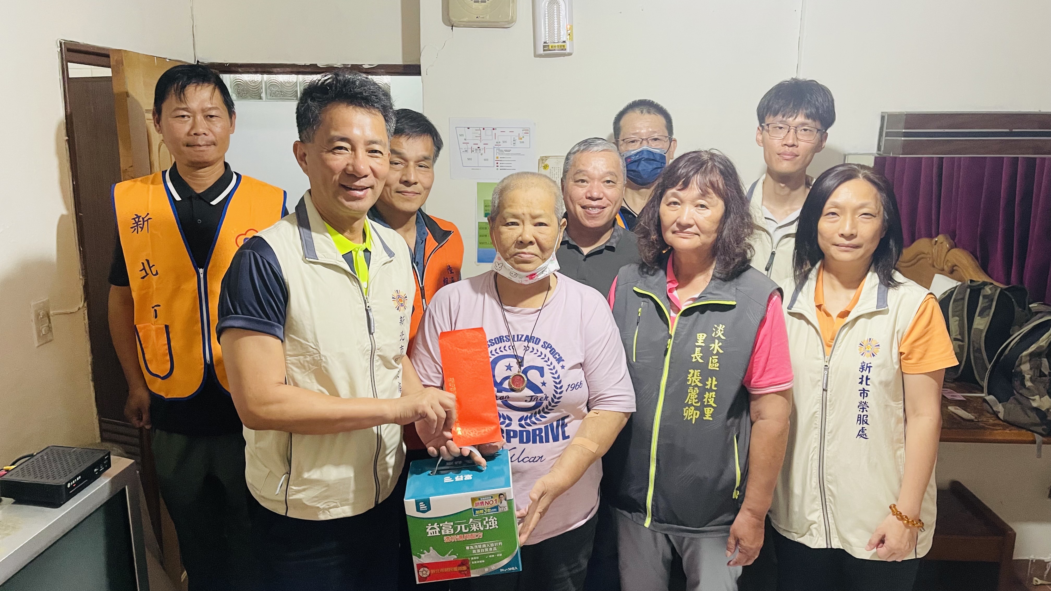 新北市榮服處處長陳立中(前排左1)偕同退軍社團及里長端午節前慰問受災榮眷