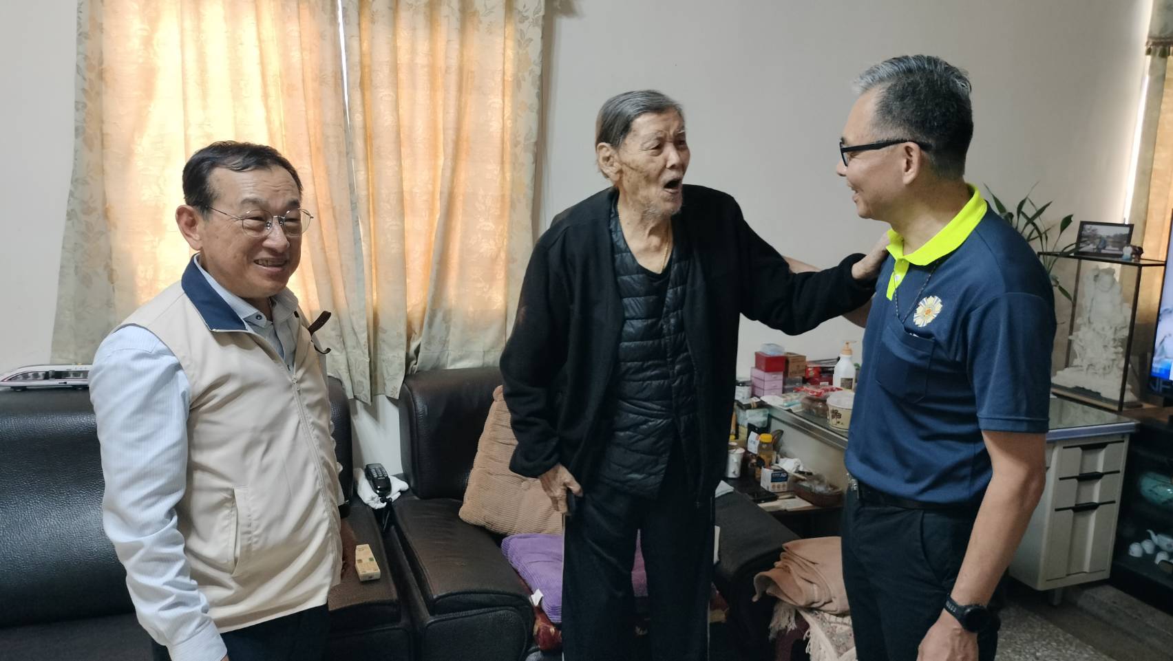 圖六陶伯伯向傅正誠副主任委員(左1)、綜合規劃處李惠寧簡任視察(右)寒暄,敘說共事往事