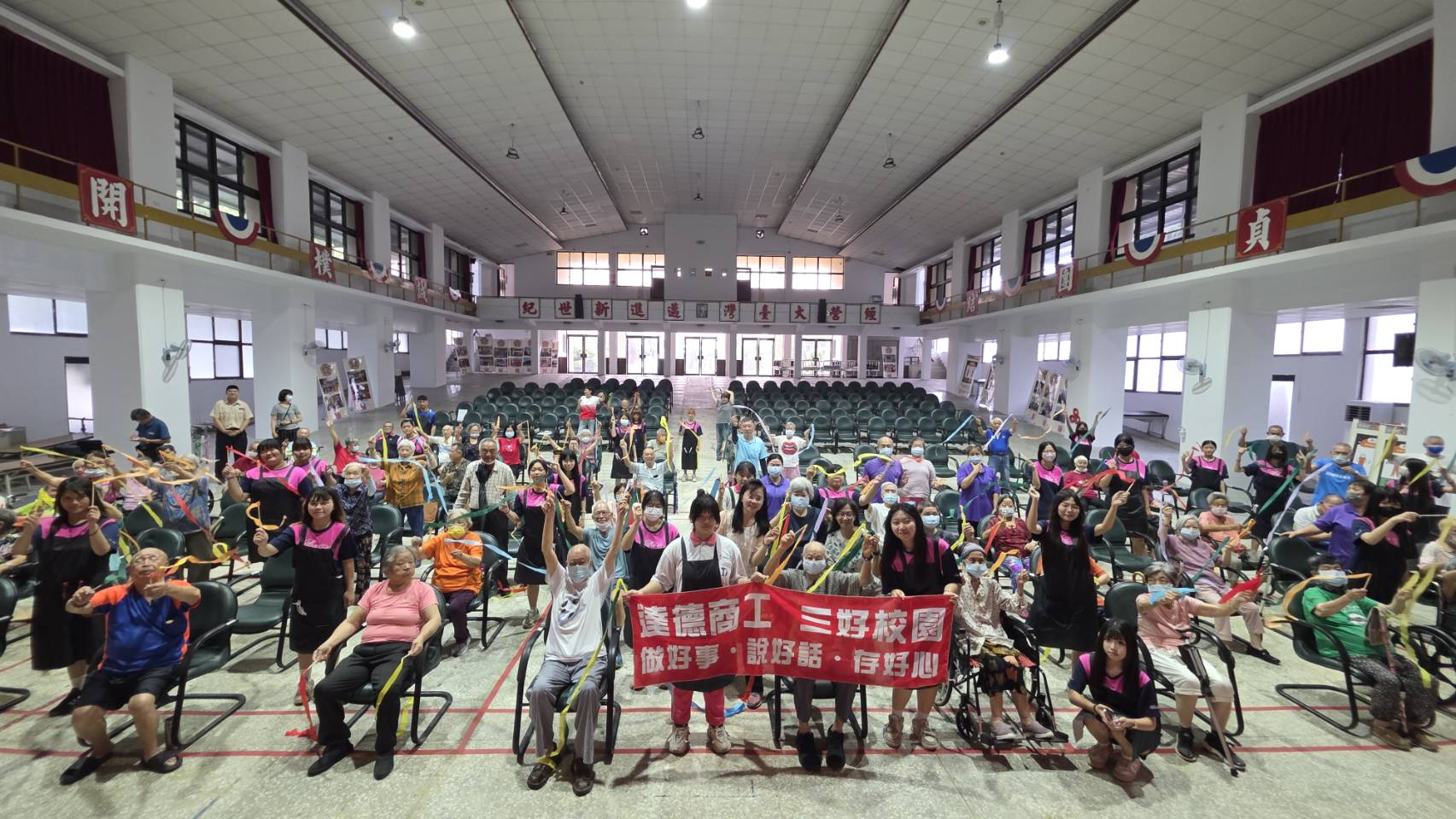 達德師生與住民大合照