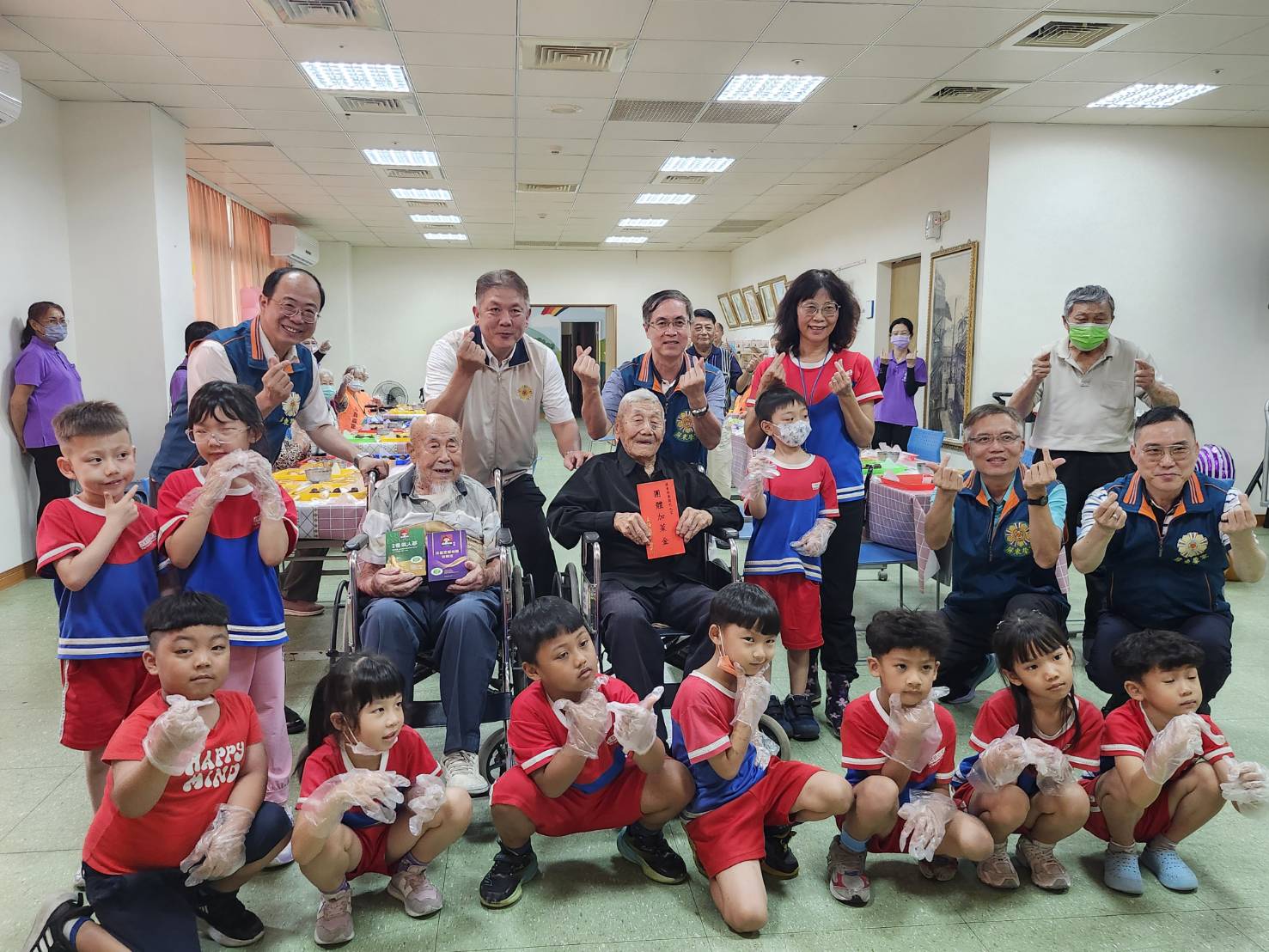圖2老幼共融開心合照。