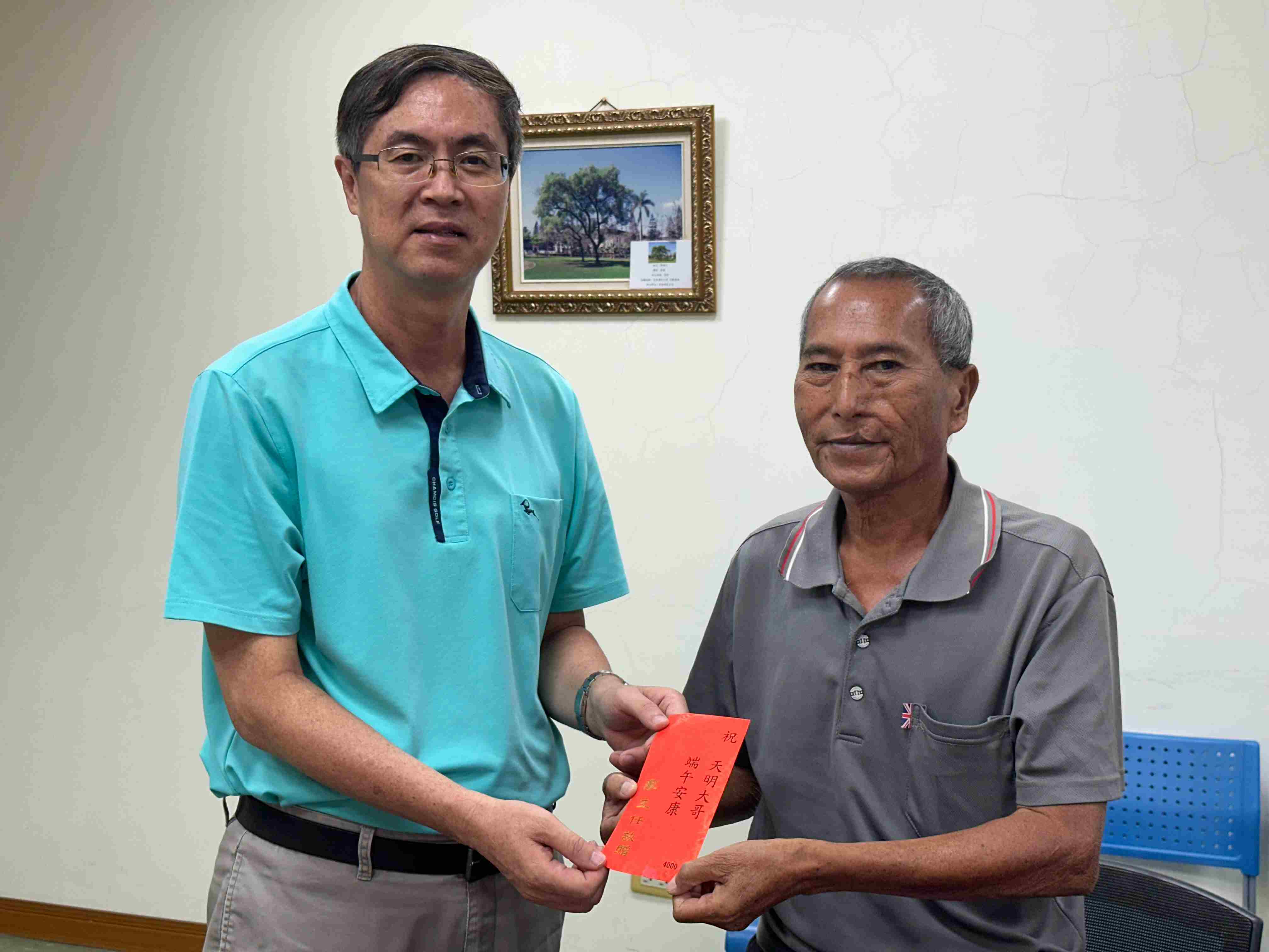 圖2:家主任(圖左) 向長期熱心付出的房戶長致贈端午節慰問金。
