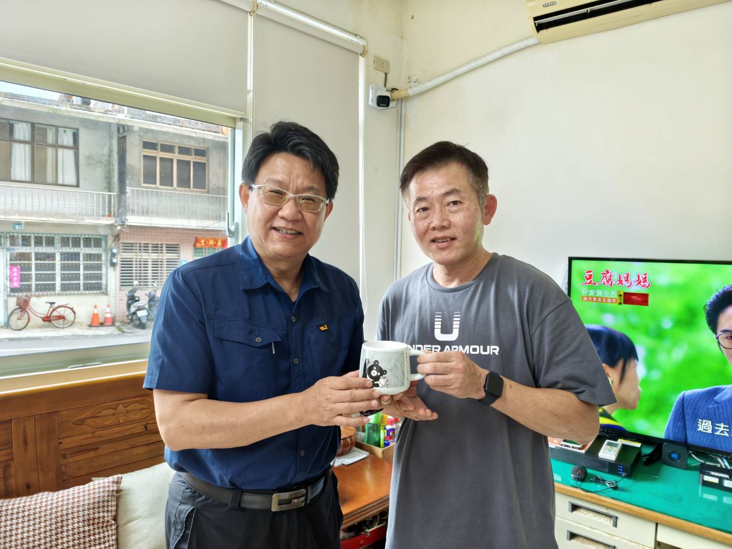 基隆市榮民服務處副處長李復鄉(左)拜訪學人專訪榮民欒華東(右)