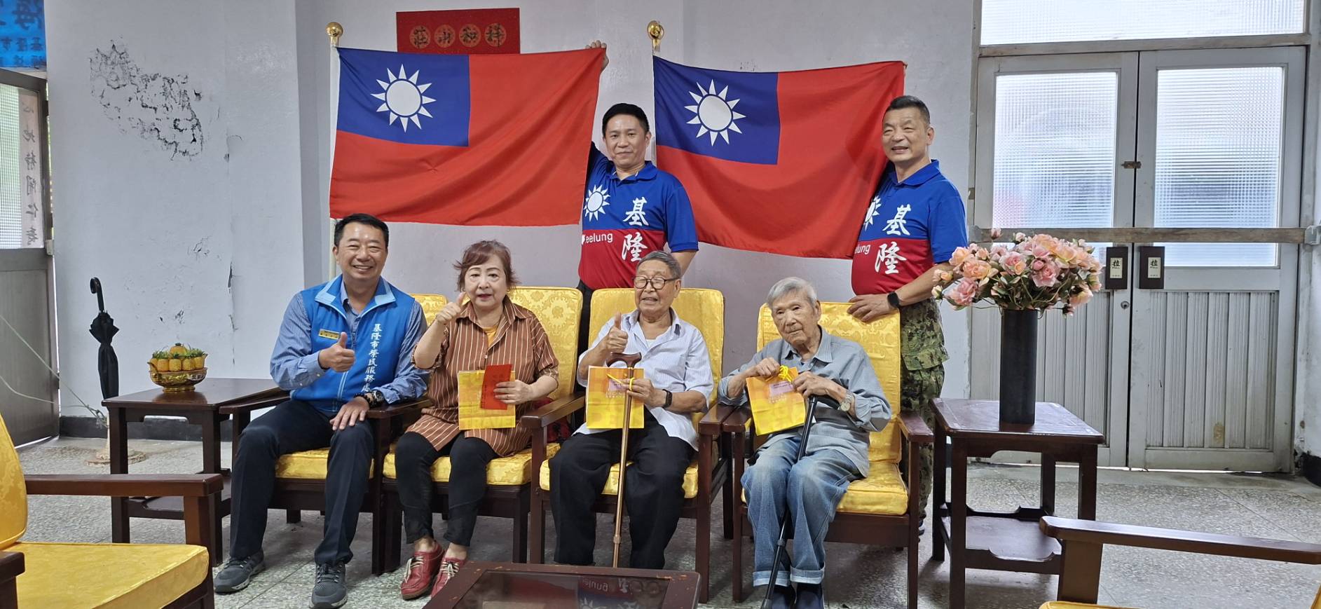 方正處長(坐者左1)偕同「士官團關懷小組」陳育誠(立者左)及范盛為(立者右)透過實際行動關懷祥和山莊榮民眷長輩,傳遞社會溫暖與愛心。