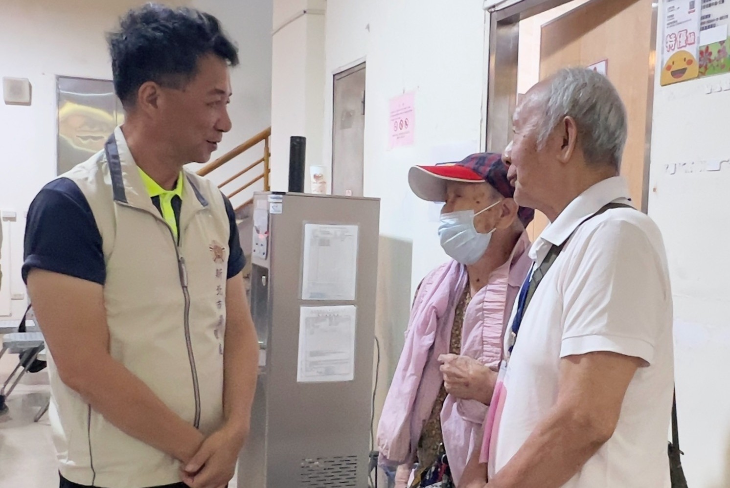 陳處長(左)關懷與會榮民生活情況提前敬祝端午佳節愉快。