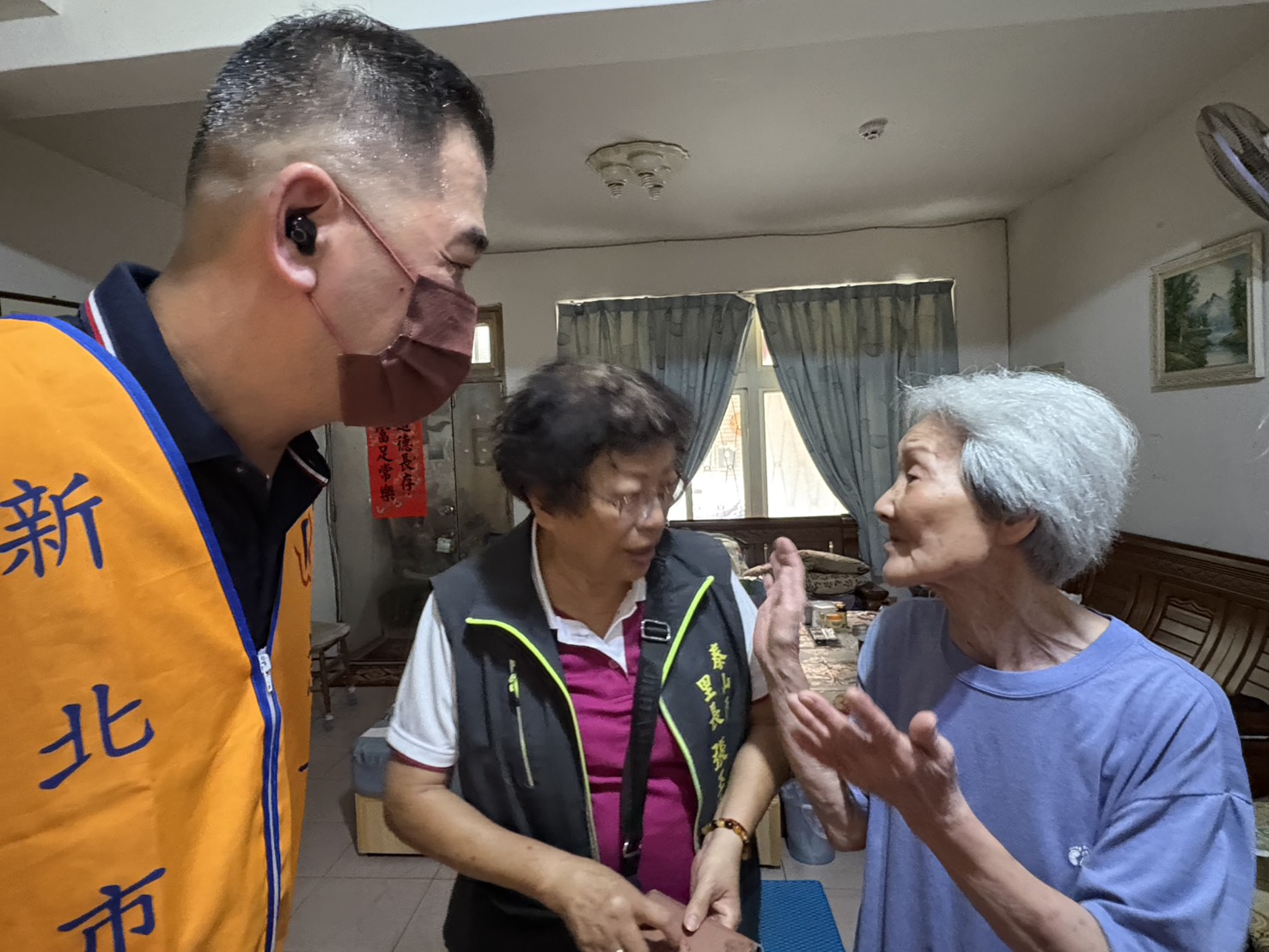 榮欣志工隊長(左)與張玉琴里長(中)訪視高齡榮眷並致贈物資。