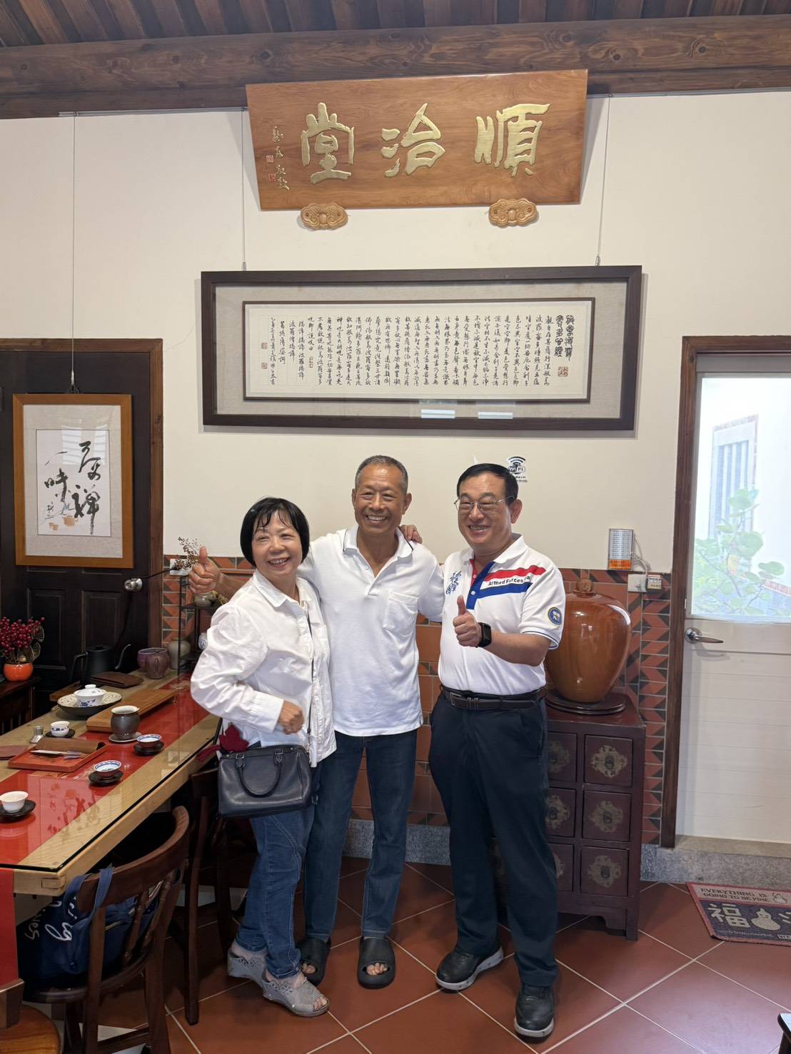 圖十二輔導會副主任委員傅正誠(右1)探視憲兵退役上校蔡姓榮民(中)並提前慶賀端節快樂