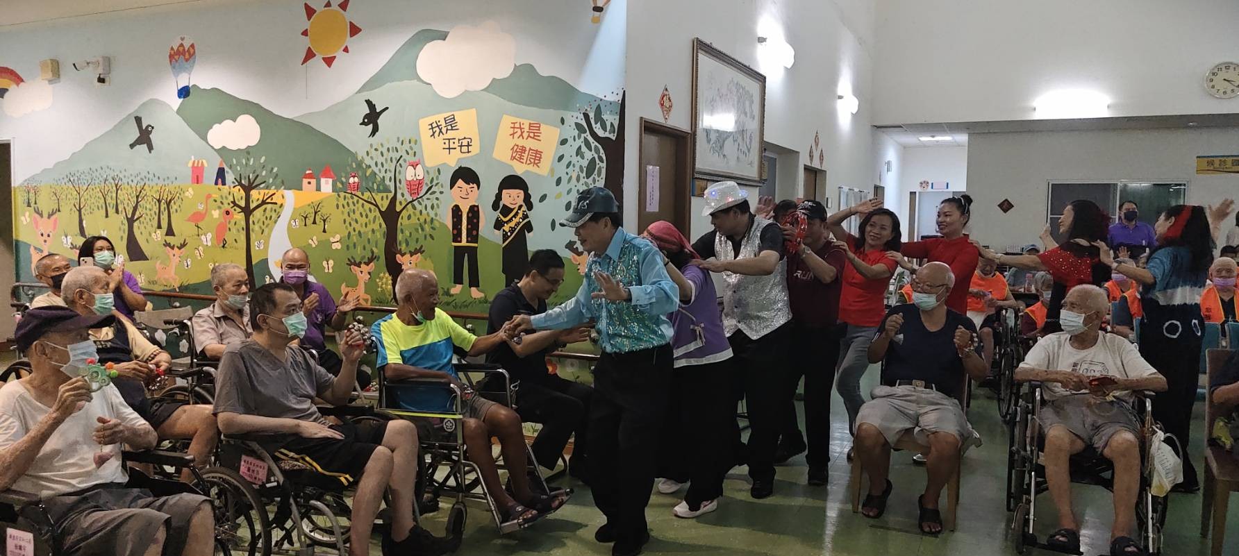 圖3:榮家長輩們跟著旋律一同哼唱及互動。