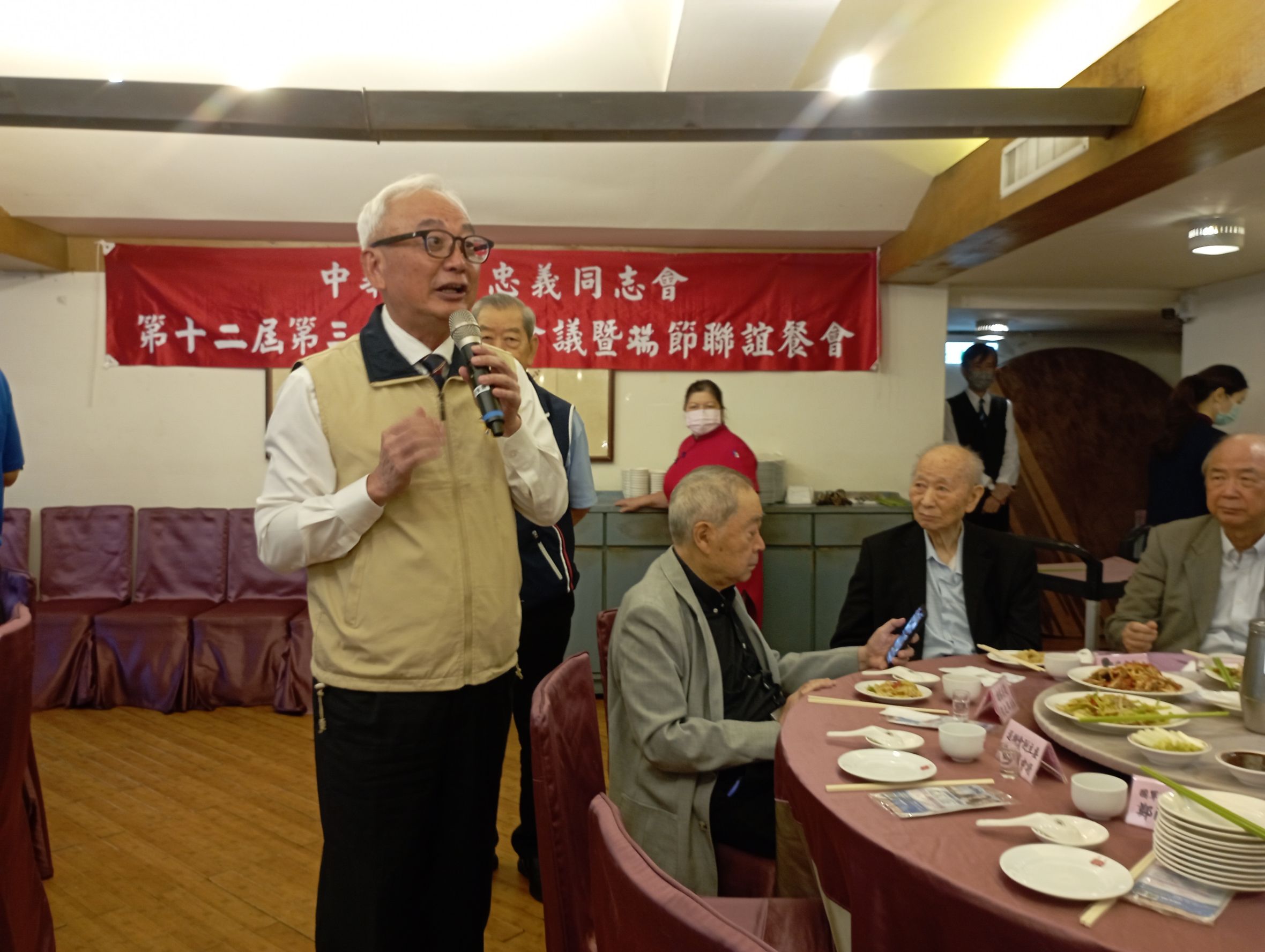 陳副主委向與會榮民宣導輔導會近期推動的各項服務照顧措施
