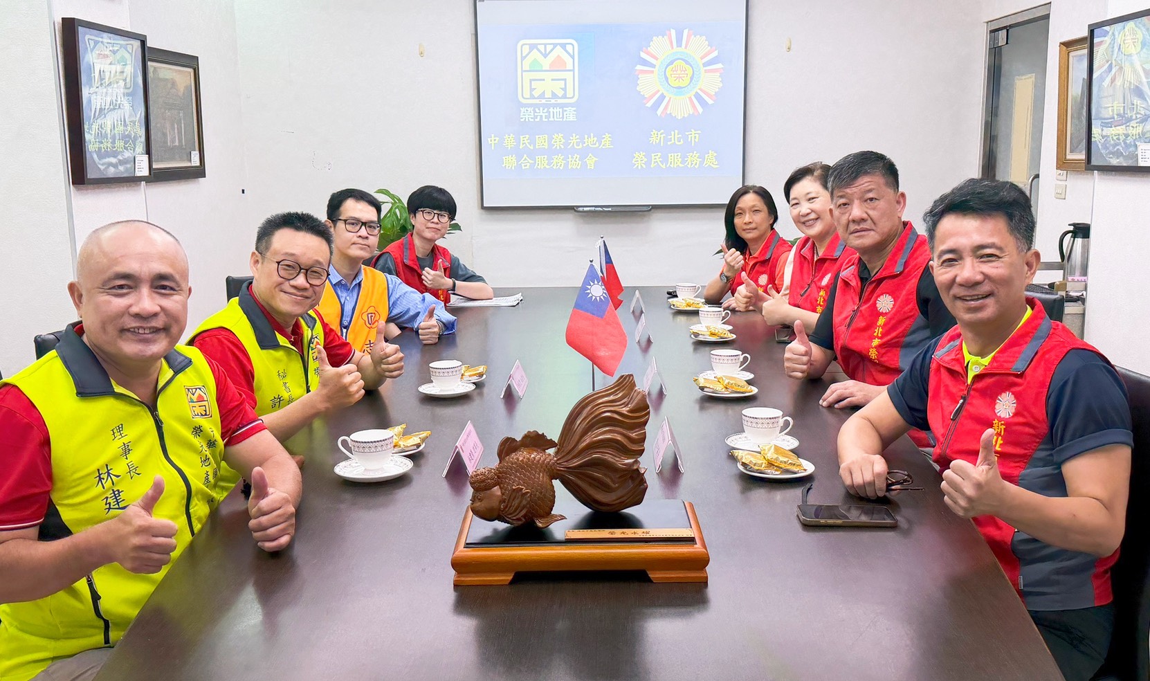 新北市榮民服務處陳立中處長(右一)率楊懷博副處長 (右二)、吳曉慧總幹事(右三)、王玟琳組長(右四)與中華民國榮光地產聯合服務協會林建榮理事長(左一)、許裕旻秘書長(左二)針對關懷榮民眷座談。