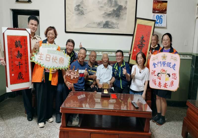 圖二壽星(右5)與全體參加人員開心合影
