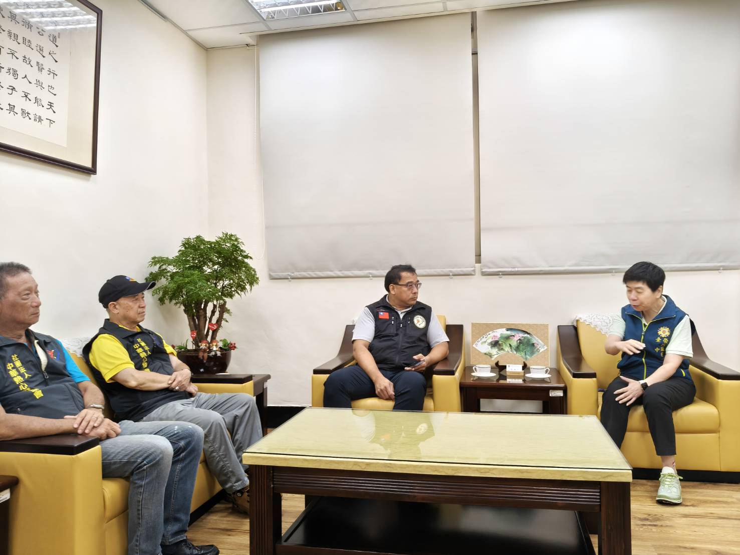 王處長(右1)向王副秘書長(中)說明榮服處服務照顧事宜