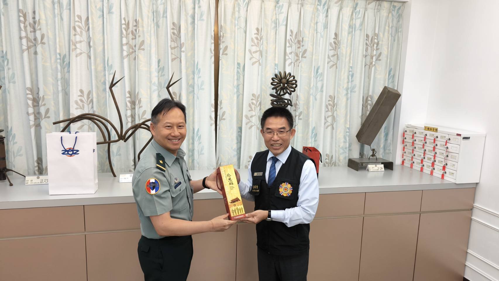 處長黃信仁(圖右)與廠長陳健中少將(圖左)合影