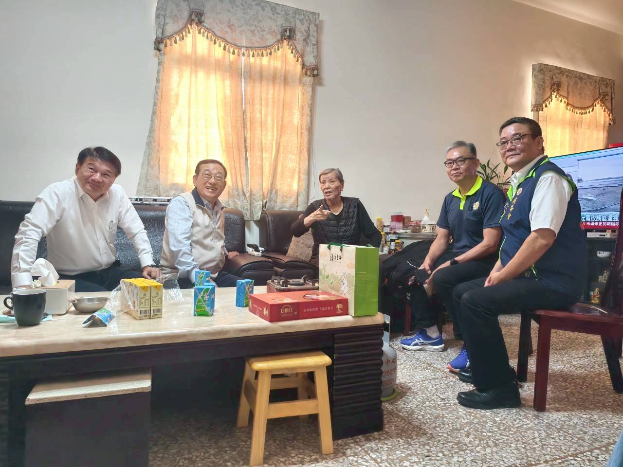 圖八輔導會傅副主委(左2)、服照處羅籝洋處長(左1)及劉信義處長(右1)探視榮民陶伯伯(中)