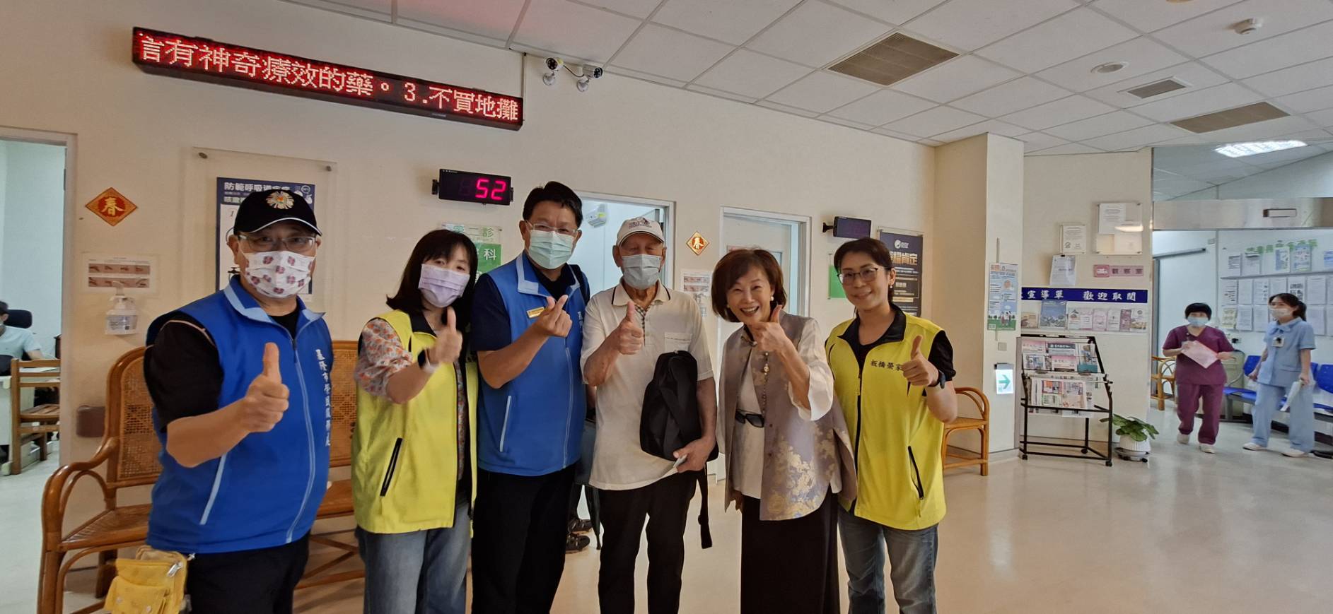 本處護送入住人員,李復鄉副處長(左3)與榮民褚伯伯(右3)及板橋榮家陳桂美主任(右2)、輔導組劉芳瑤組長等人熱誠接待入住,並於榮家保健室前合照。