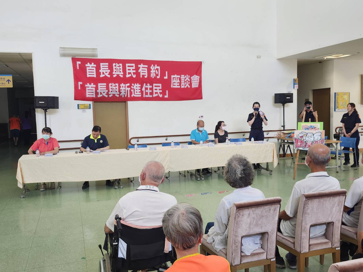 圖2龍泉派出所員警(圖右立)為住民長輩做金融防詐騙宣導。
