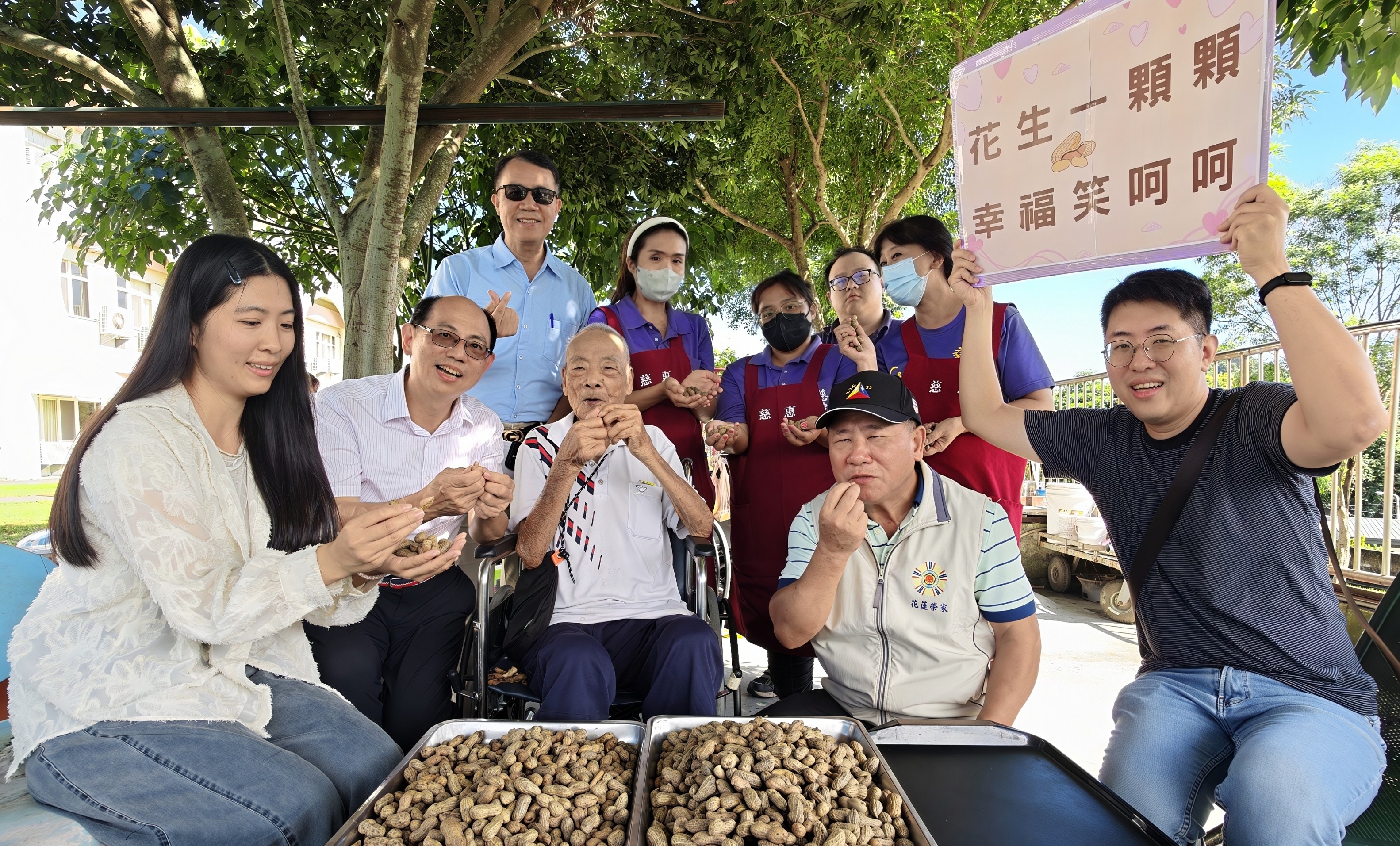 花蓮榮家大手牽小手採花生 老幼共享田園豐收喜悅