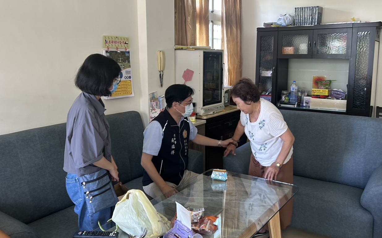 南投榮服處走訪基層關懷榮民眷 貼心叮嚀防颱與居家安全