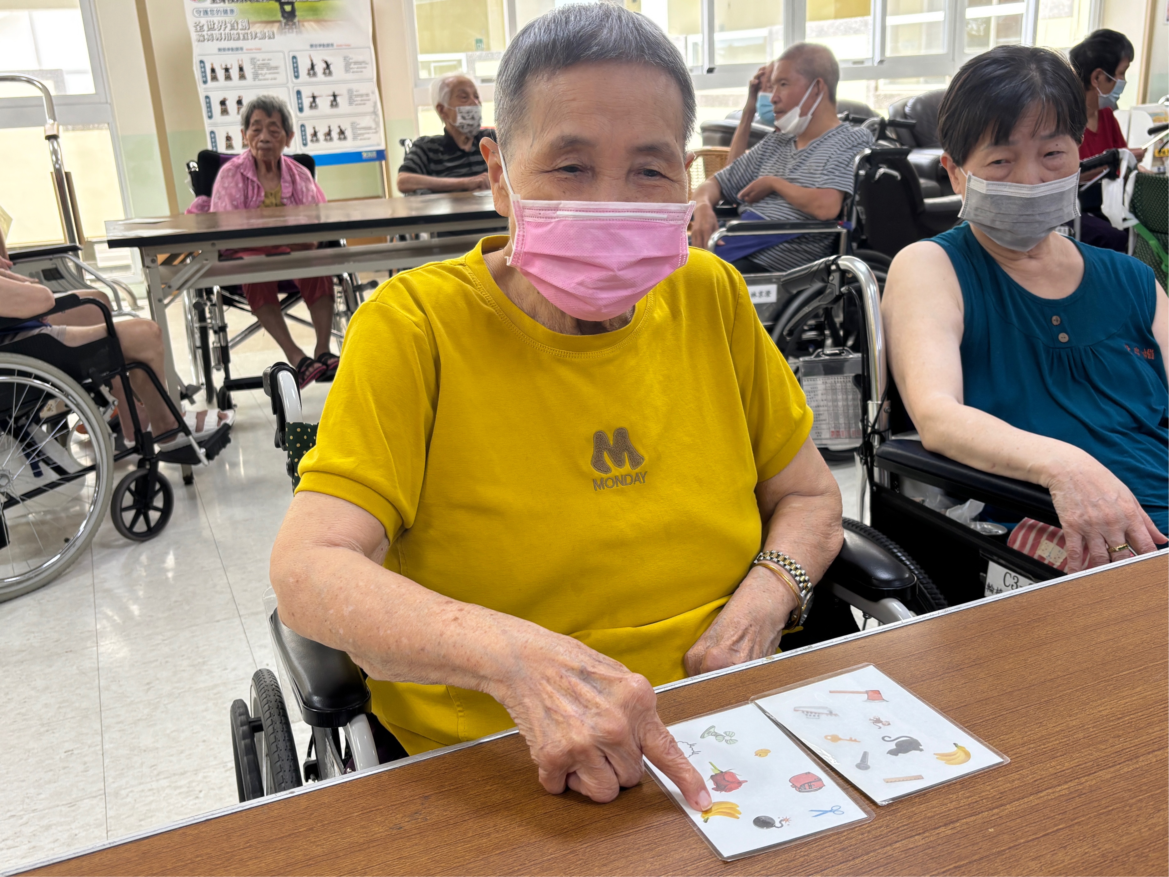 住民專注地觀察卡片上的圖案,仔細尋找相同的配對,運用記憶力與觀察力完成挑戰。
