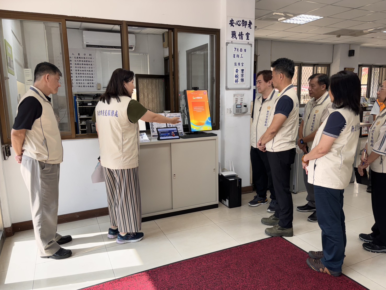 ▲新北市榮服處處長陳立中(右四)實施安心御老戰情室預檢,由總幹事吳曉慧(左二)進行說明。